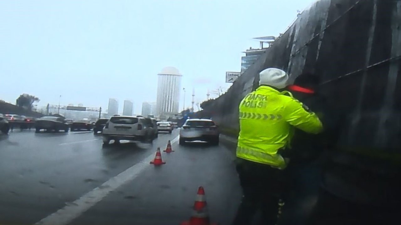 Trafikte boğanıza şeker kaçtı, polisin Heimlich manevrası ile hayata döndü