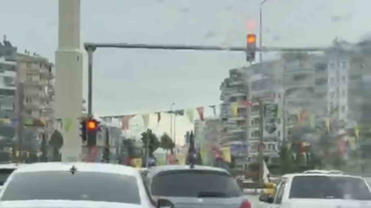 Diyarbakır’da sağanak nedeniyle cadde ve sokaklar adeta göle döndü