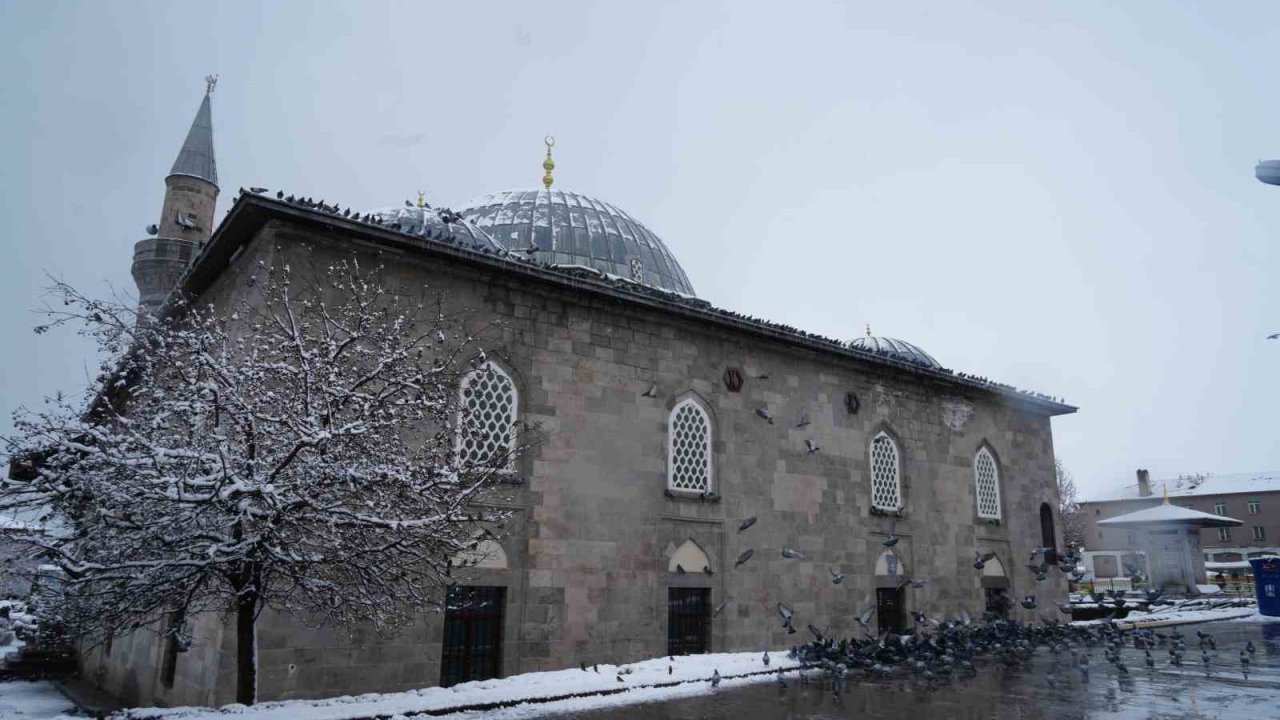 Yağmur, karla karışık yağmur ve yüksek kesimlerde kar yağışı var