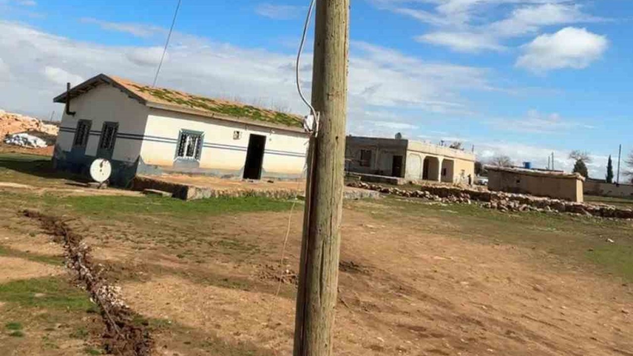 Direği oyup kaçak hat çekmişler