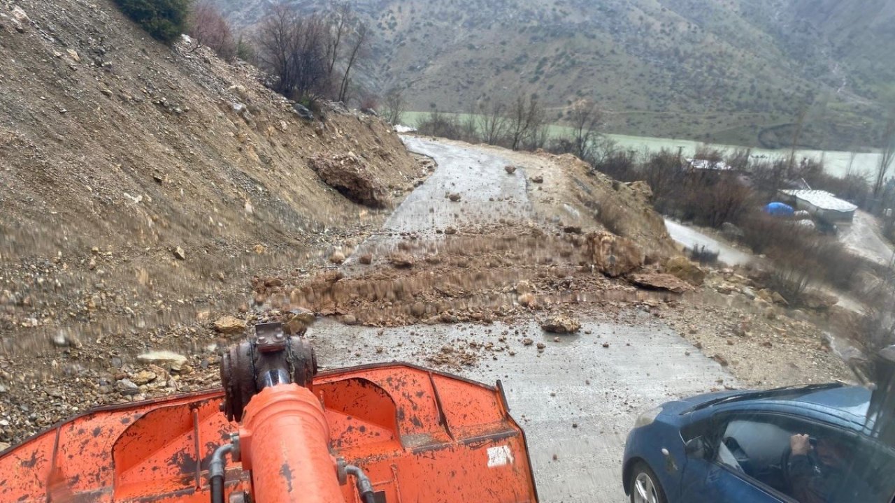 Batman’da heyelan: Köy yolları ulaşıma kapandı