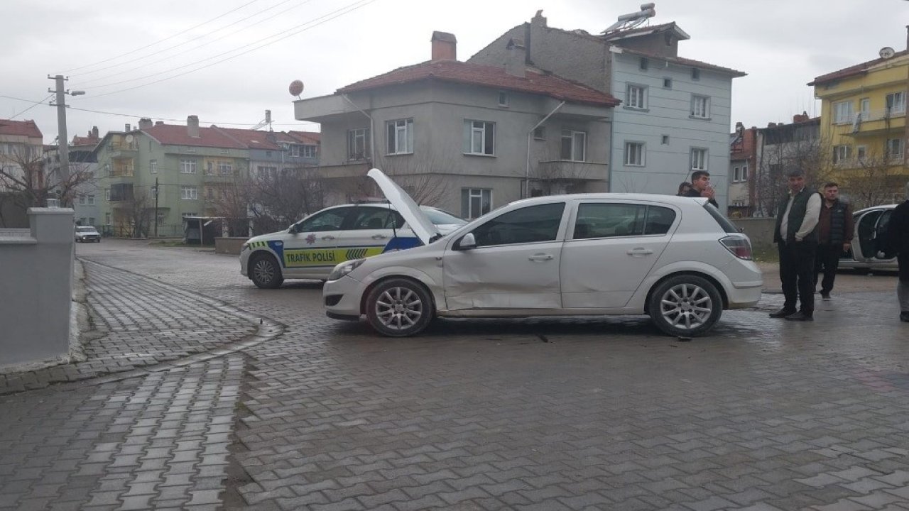 Tavşanlı’da iki otomobil çarpıştı 1 bebek 3 kişi yaralandı