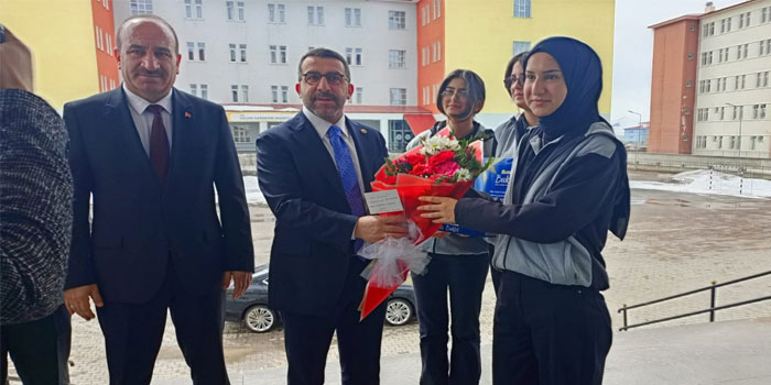 AK Parti Kars Milletvekili Adem Çalkın’dan Okula Bayram Ziyareti