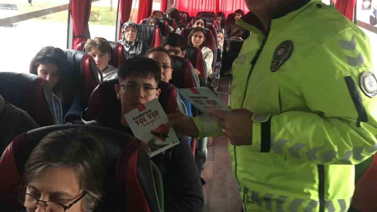 Burdur’da otogarda emniyet kemeri kullanımı hakkında bilgilendirme