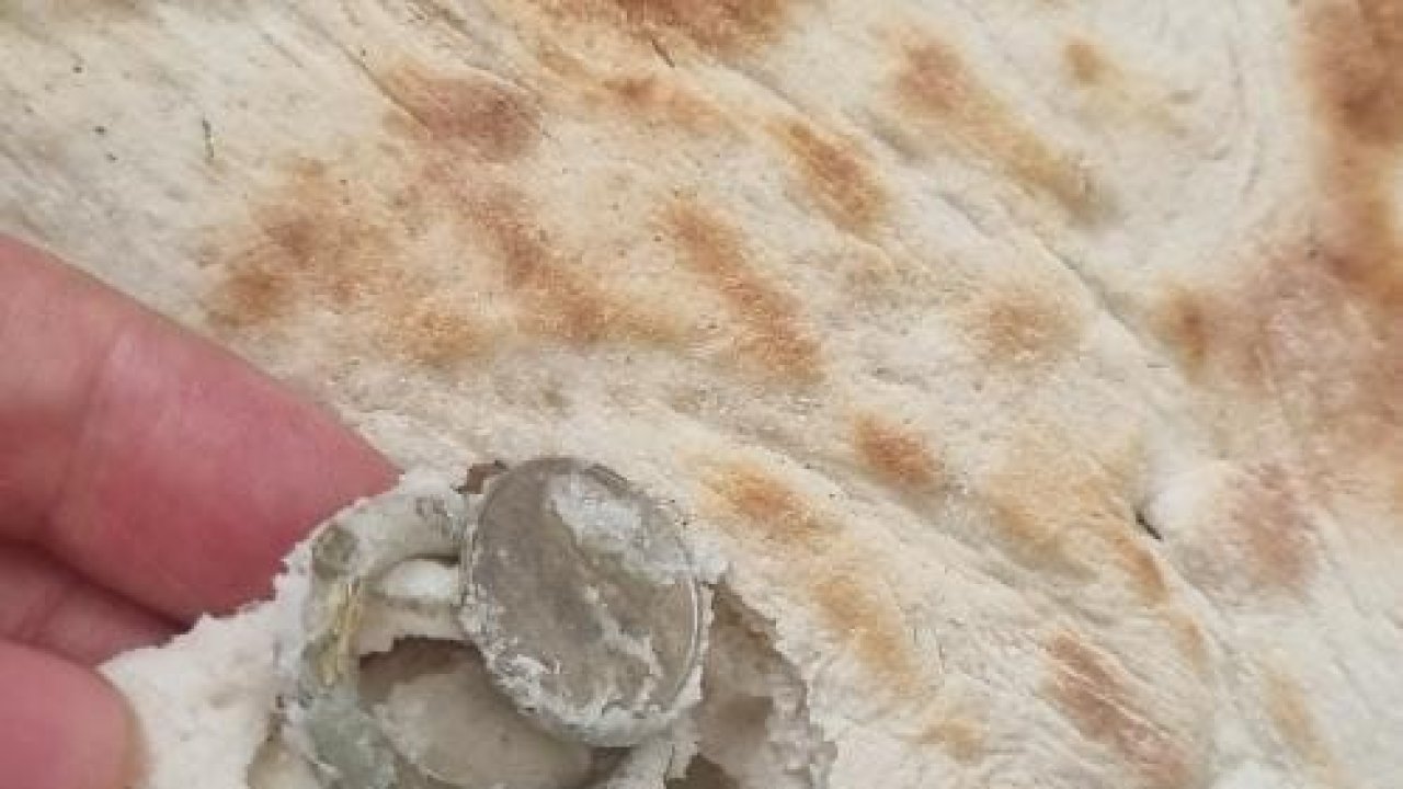Ekmeğin içerisinden bozuk para halkası çıktı