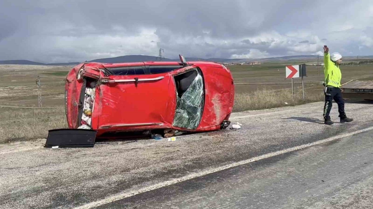 Çorum’da takla atan otomobildeki 3 kişi yaralandı