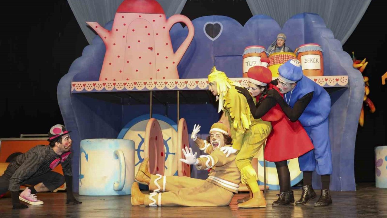 Mersin’de ‘Bisküvi Adam’ oyunu miniklerle buluştu