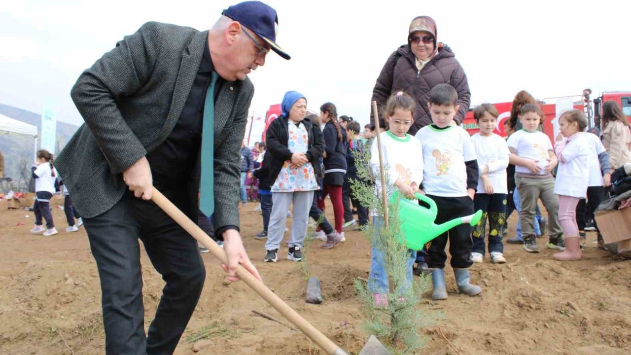 İzmir’de yangından etkilenen bölgelerde fidan dikimi yapıldı