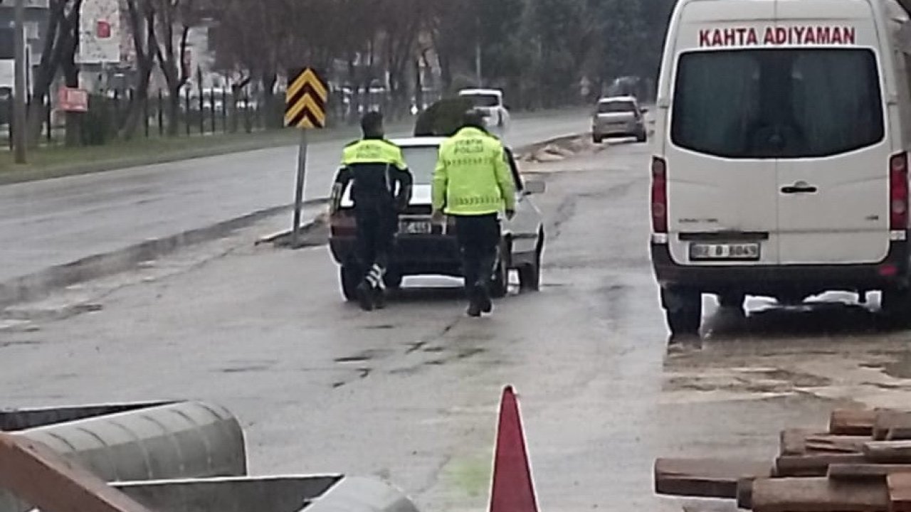 Yolda kalan araç sürücüsüne polislerden yardım