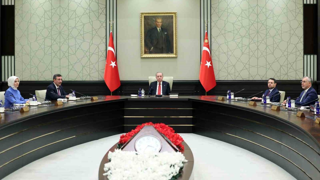 Kabine Toplantısı, Cumhurbaşkanı Recep Tayyip Erdoğan’ın başkanlığında Beştepe’de başladı.