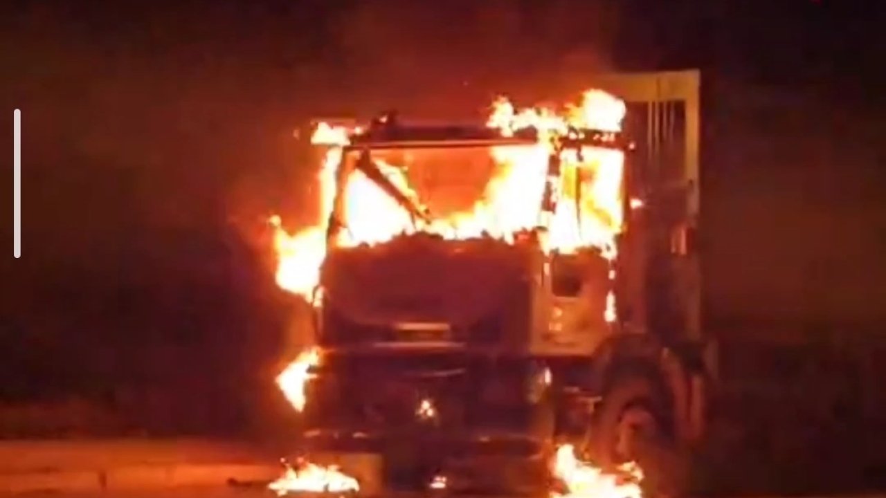 Van’da çöp kamyonu alev alev yandı