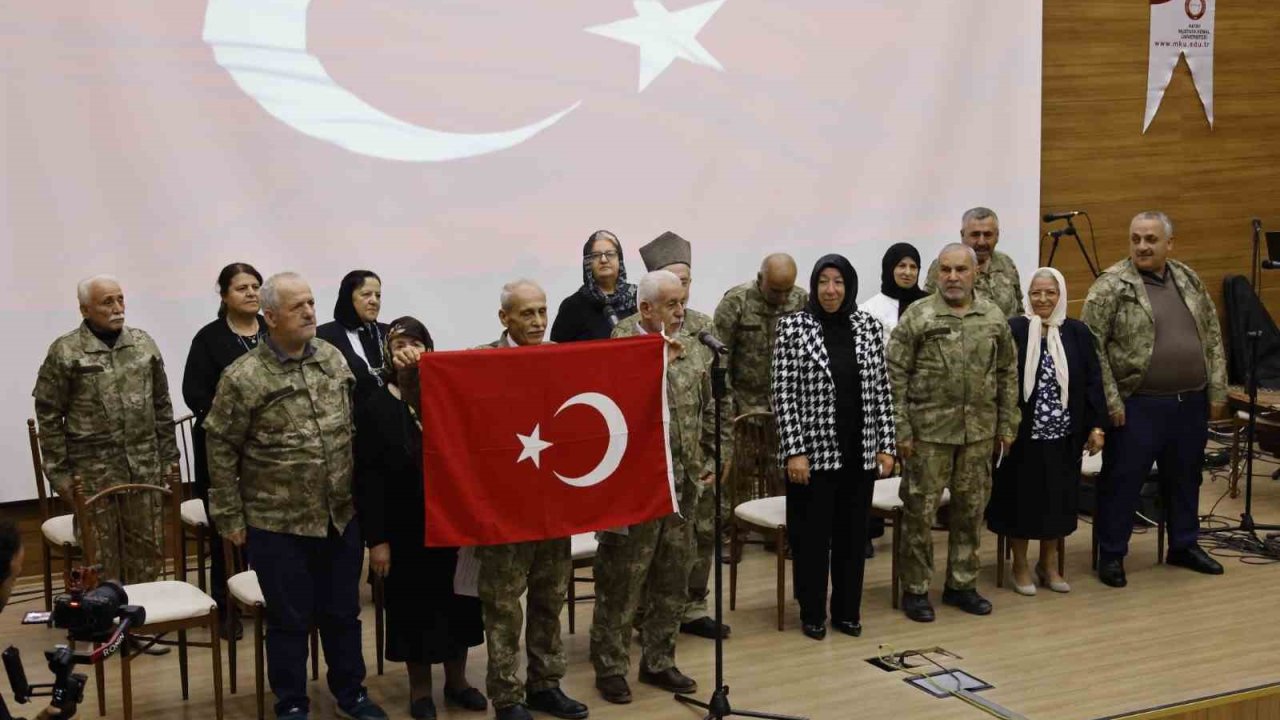 Yıllar sonra yeniden kamuflaj giyen yaşlılar, şiir okuyup duygu dolu anlar yaşadılar