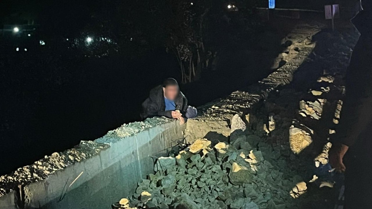 Köprüden atlamak isteyen şahıs 4 saat sonra ikna edilebildi