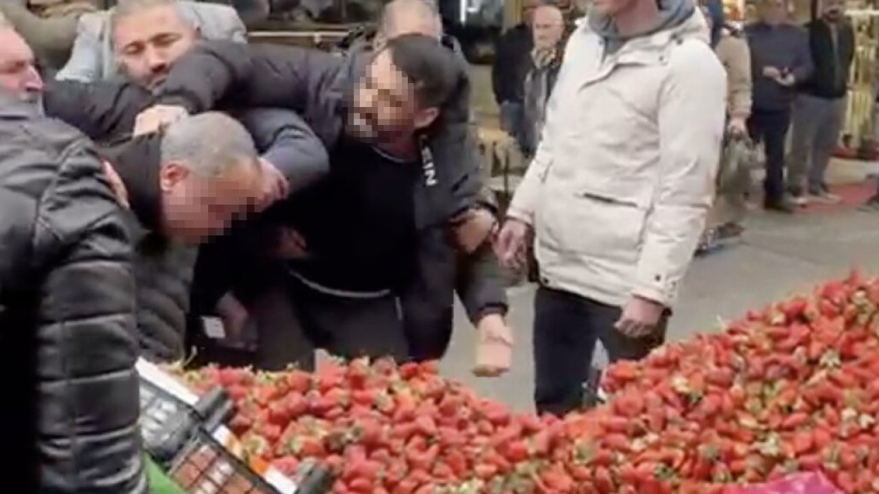 Zabıtaya tekme tokat saldırı: Seyyar satıcı ortalığı karıştırdı