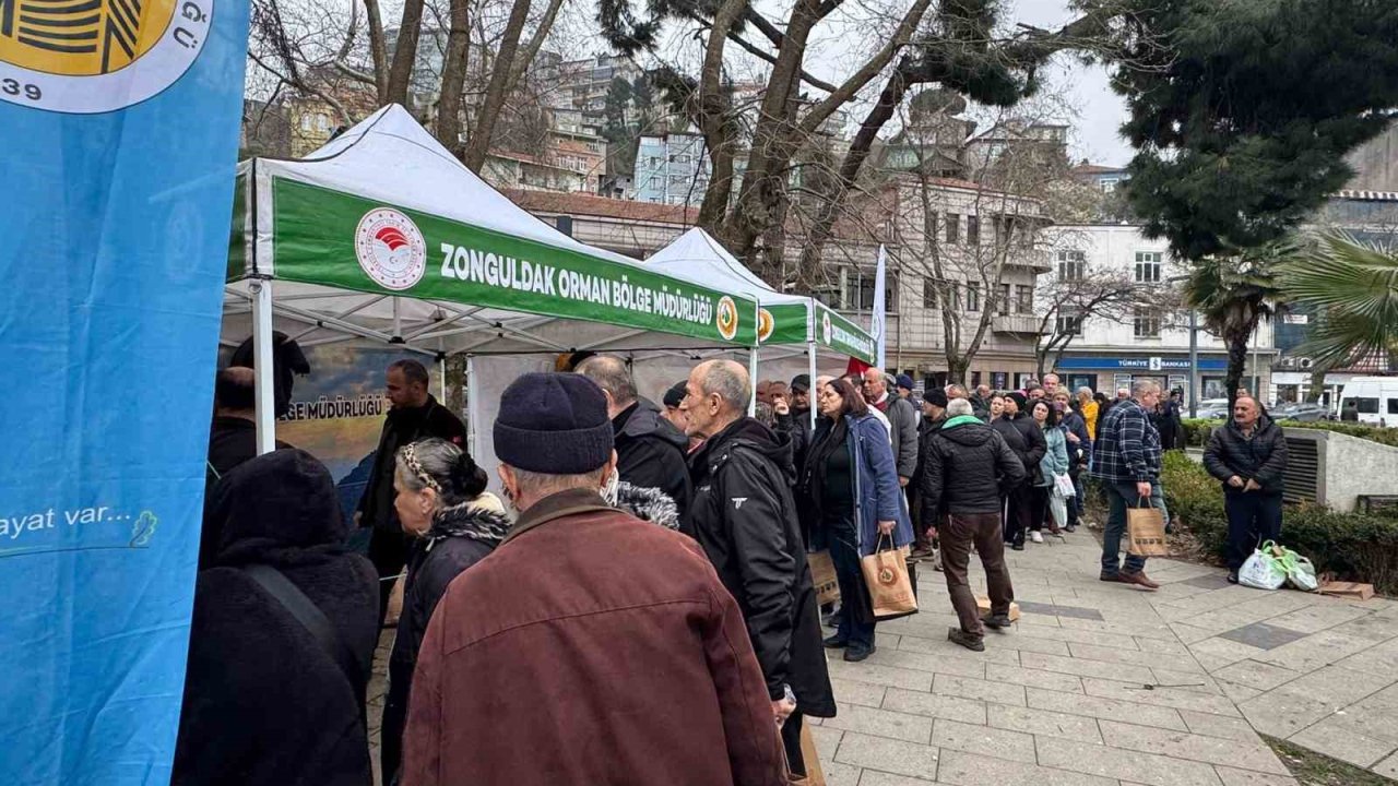 Zonguldak’ta ücretsiz fidan dağıtımı kalabalığa neden oldu