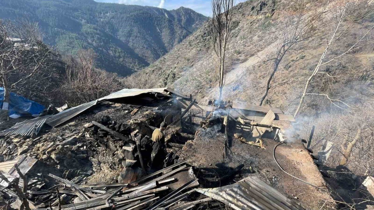 Feke’de müstakil ev yangında kullanılamaz hale geldi