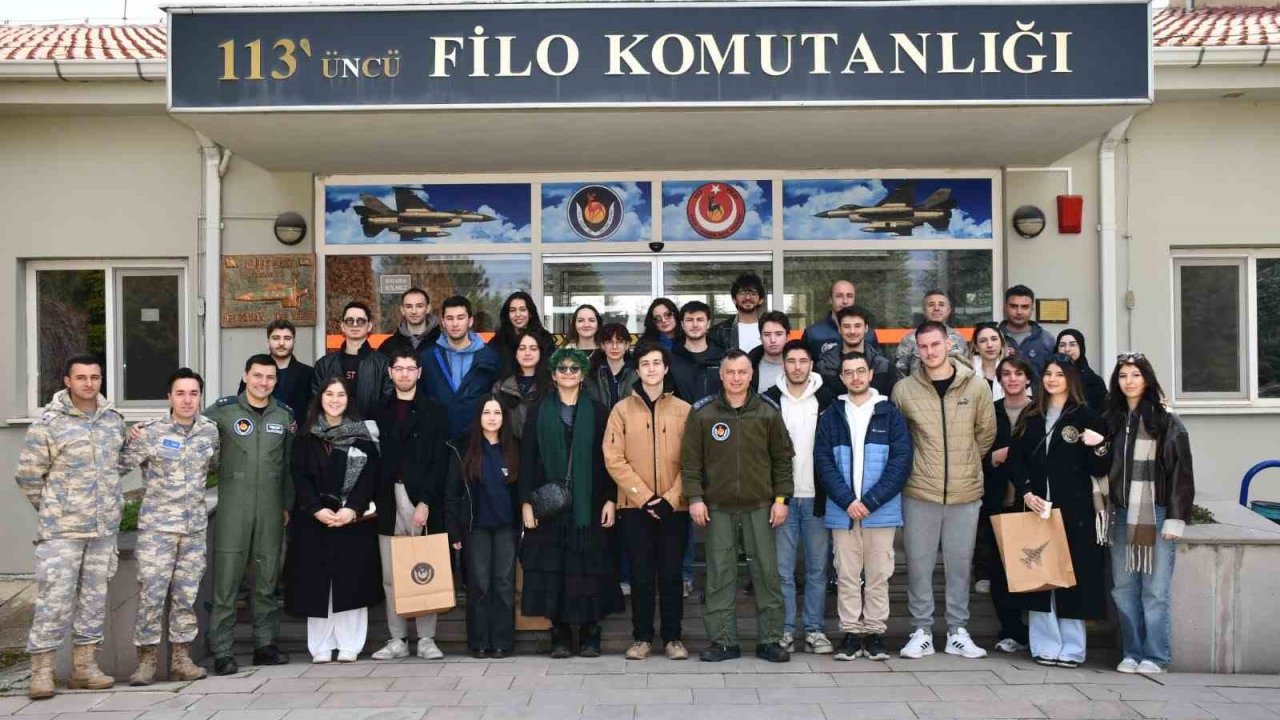 Gençler kışlada Mehmetçikle omuz omuza bir gün geçirdi