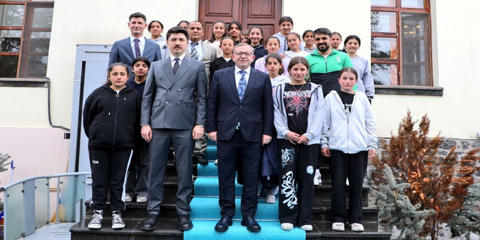 Kars’ta, Şampiyon Kız Futbol Takımına Tebrik