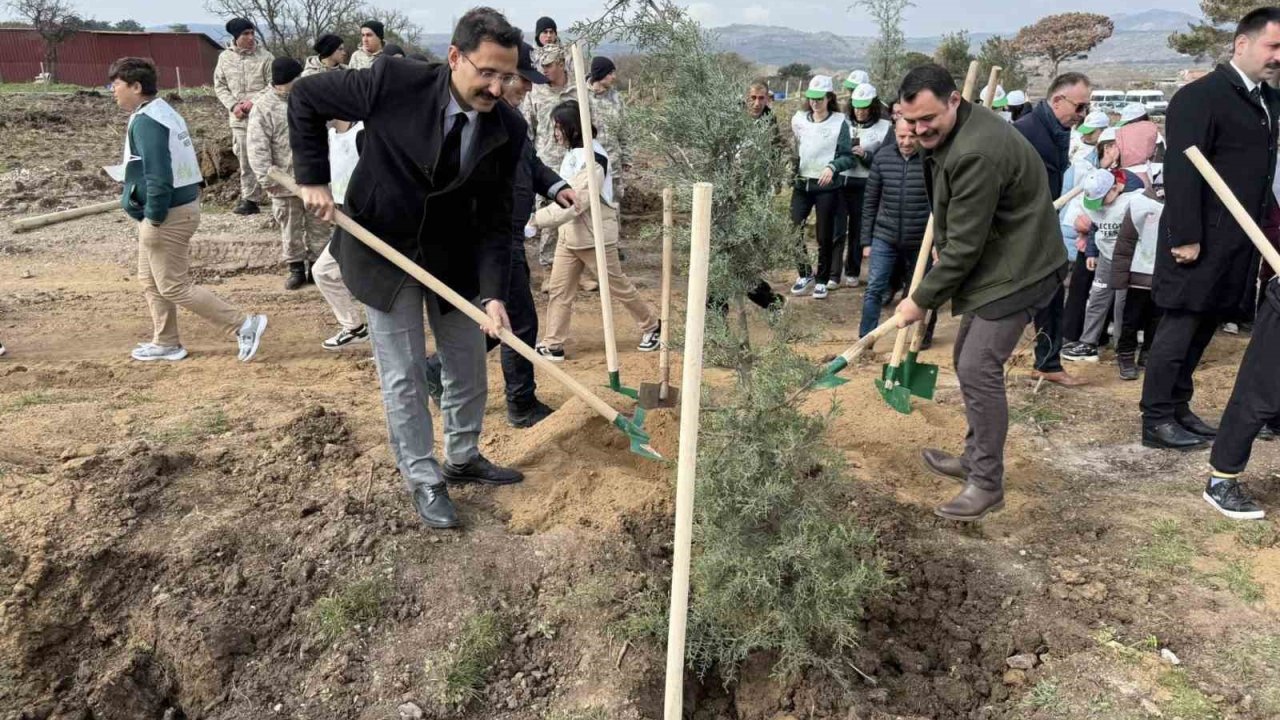 Ayvacık’ta 1500 fidan toprakla buluşturuldu