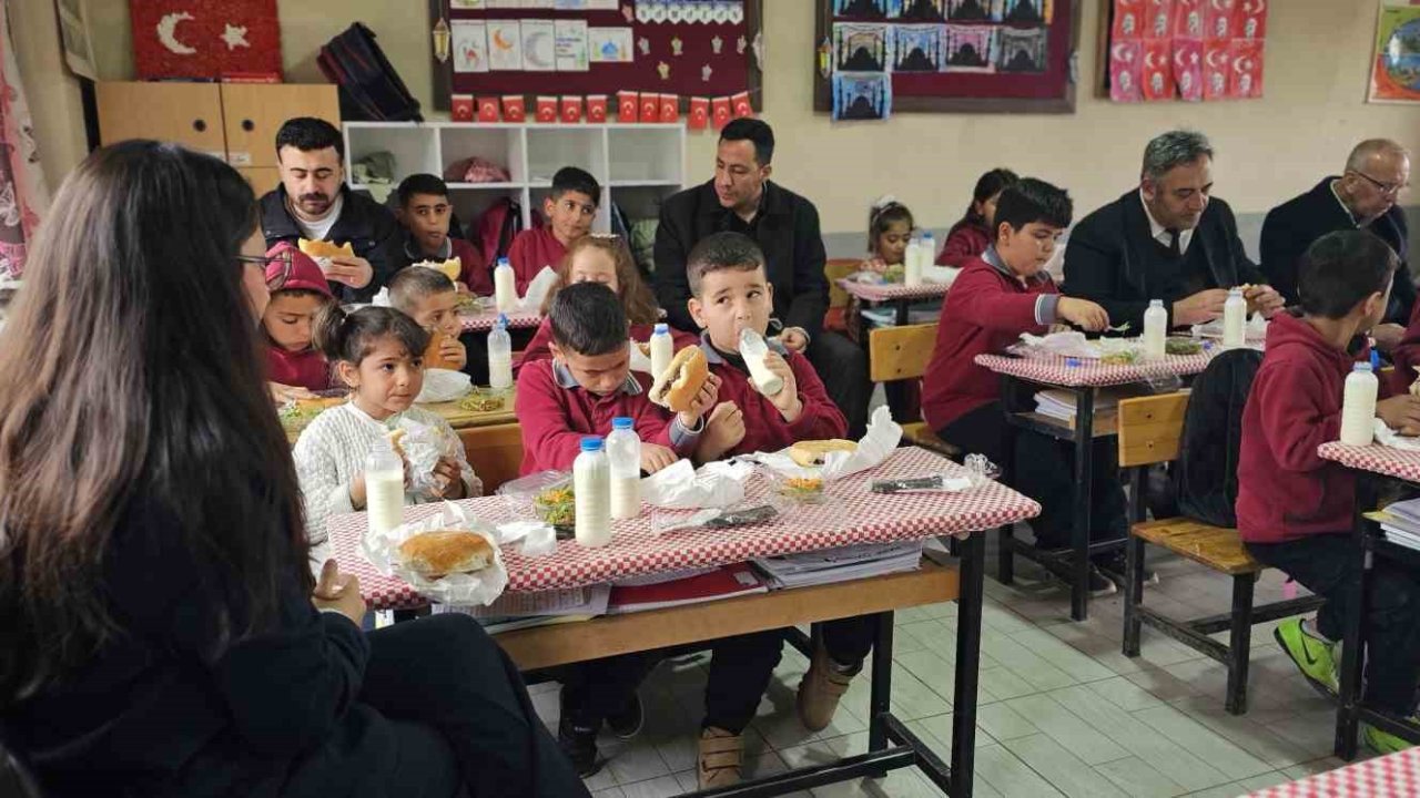 Müdür Bozyel’den köy okulu öğrencilerine döner ve ayran sürprizi