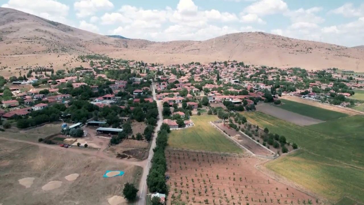 Köyünün sit alanından çıkması için imza topluyor