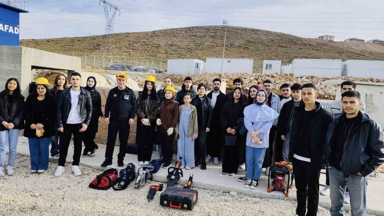 Elazığ’da öğrencilere temel arama ve kurtarma eğitimi verildi