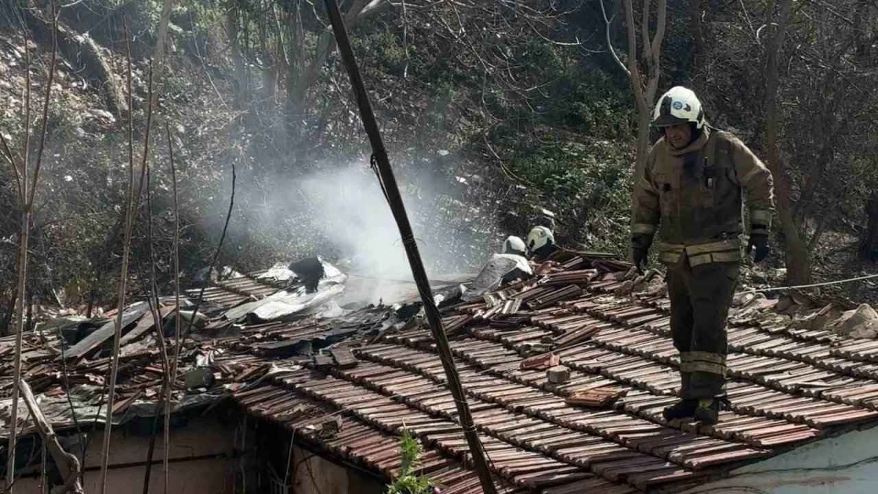 Kağıthane’de korkutan gecekondu yangını, evi yanan kadını mahalleli teselli etti