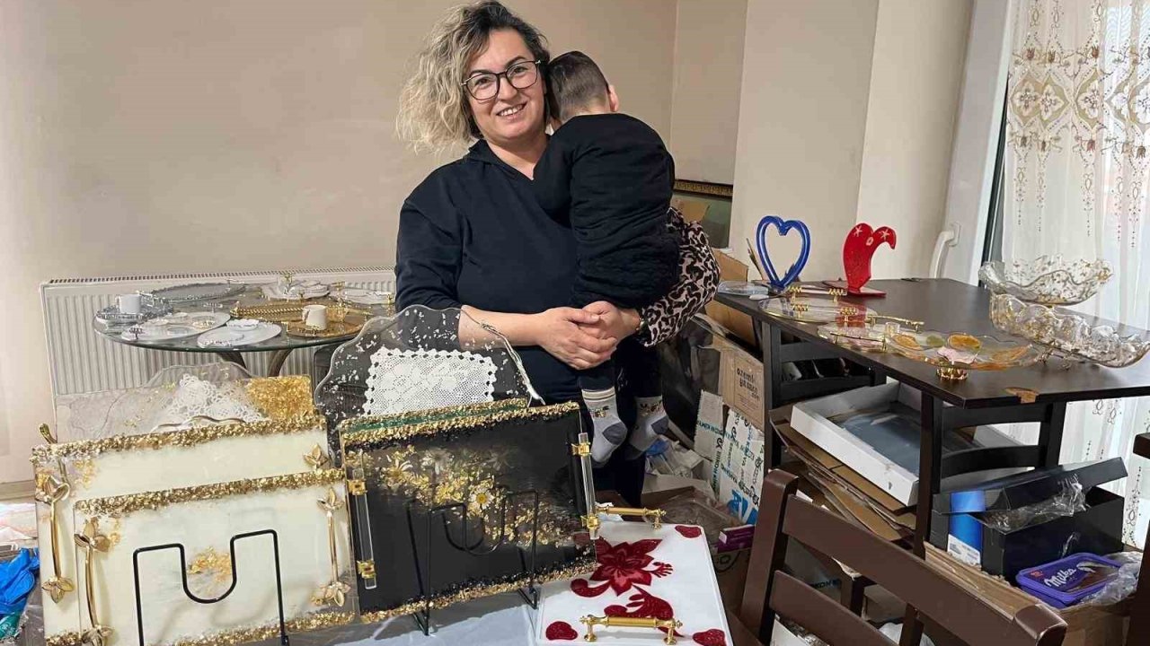 Oğlunun tedavi masrafları için evini atölyeye çevirdi