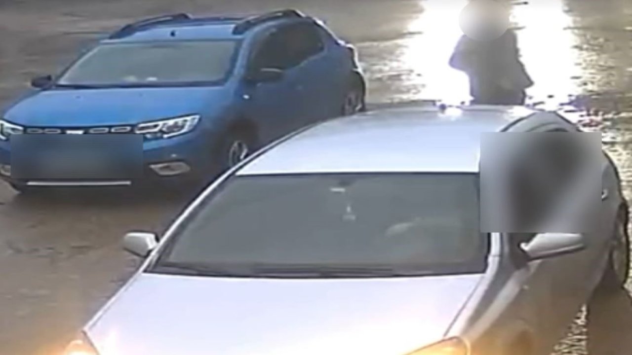 Aracın altında kalmaktan son anda kurtuldu