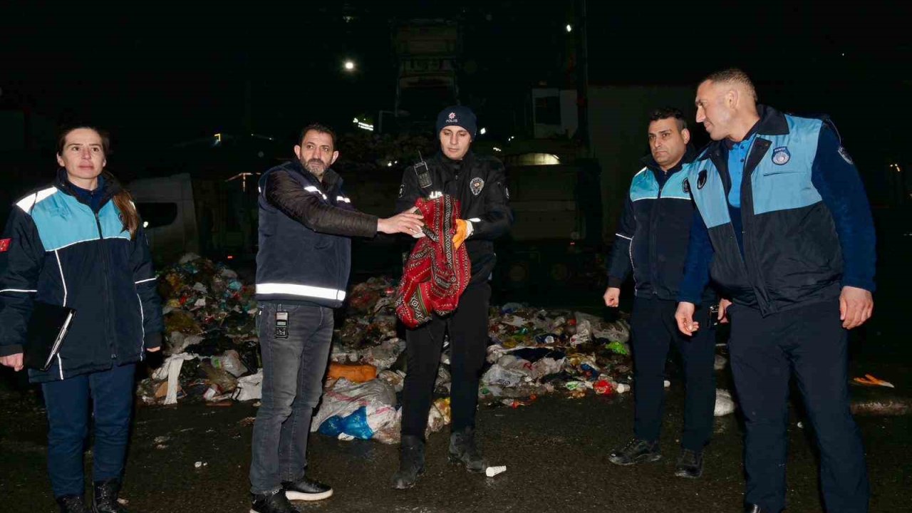 Esenyurt’ta çöpten servet çıktı: 1 milyon 200 bin TL’lik altın sahibine teslim edildi