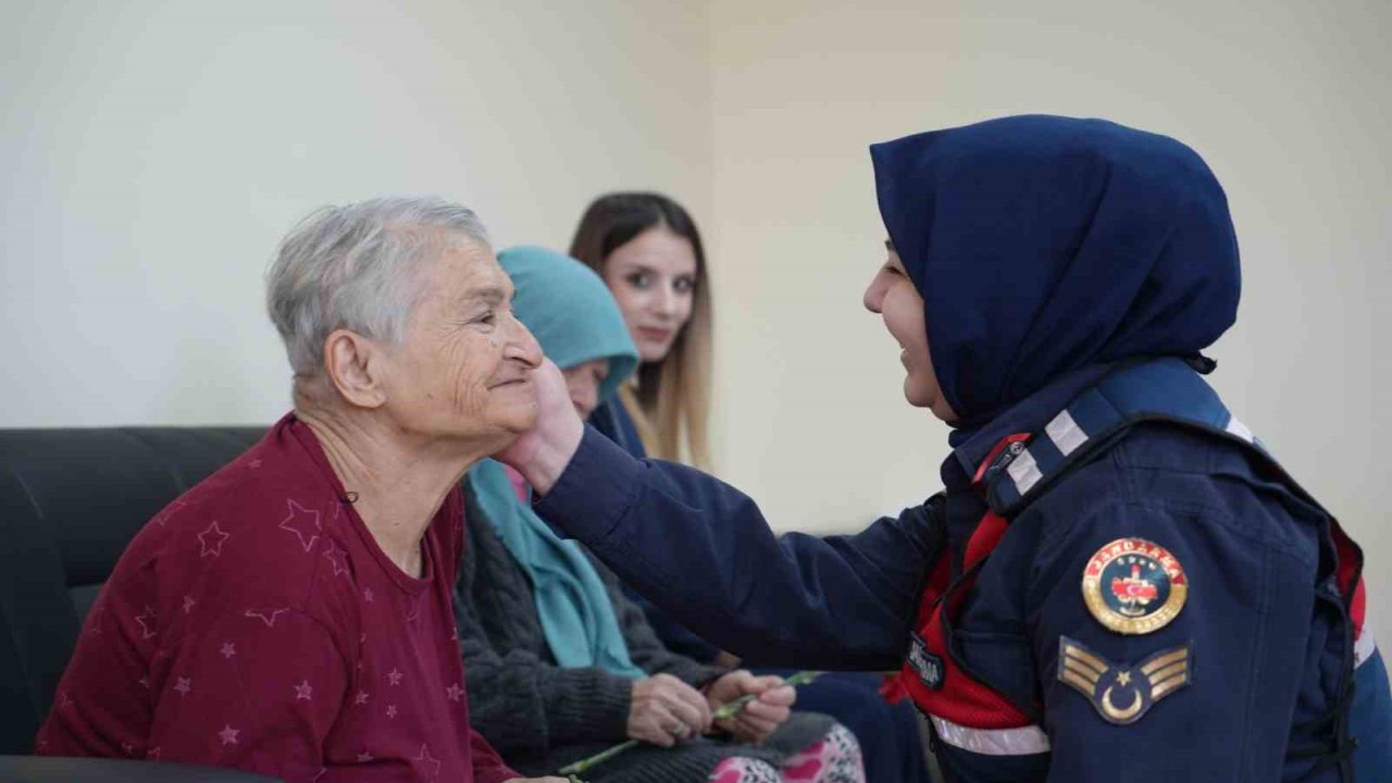 Bayburt’ta huzurevi sakinlerine jandarma sürprizi: Büyüklerin yüzü güldü