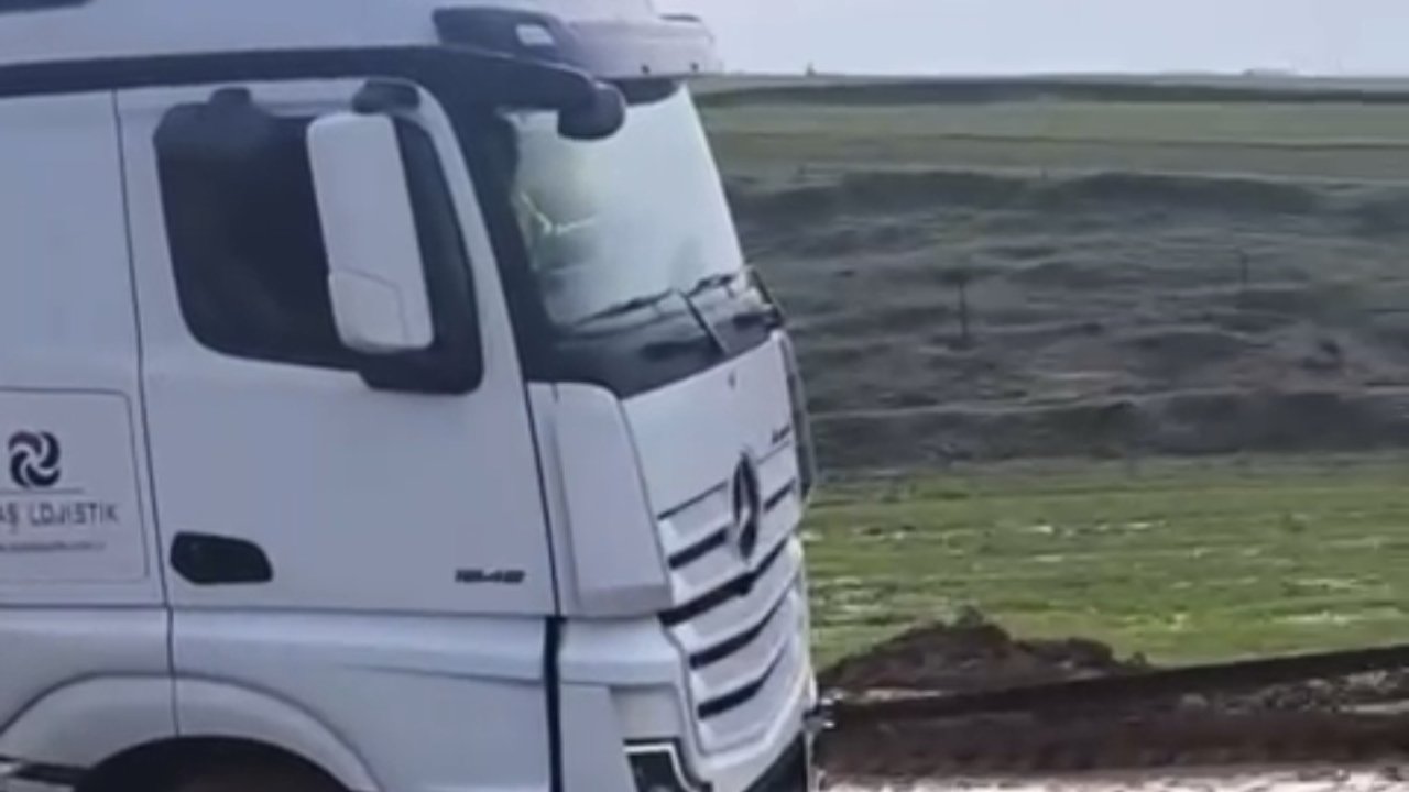 Siirt’te TPAO’ya ait tır çamura saplandı, köylüler seferber oldu