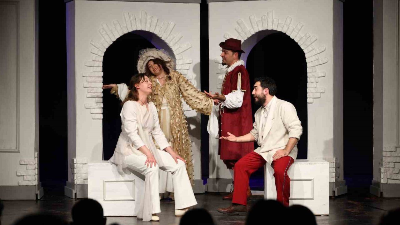 Başkan Doğan; "Tiyatro ortak değerlerin yaşatılmasında çok önemli bir yere sahiptir"