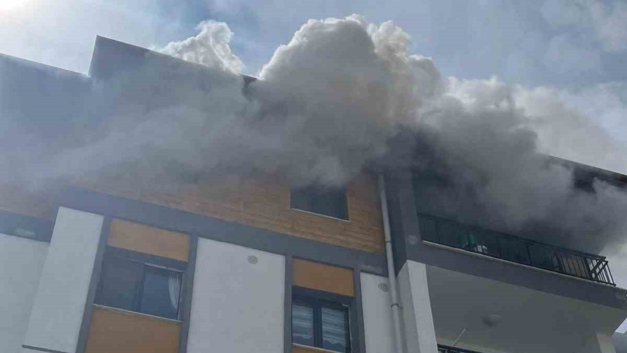 Antakya’da alevlere teslim olan ev kullanılmaz hale geldi