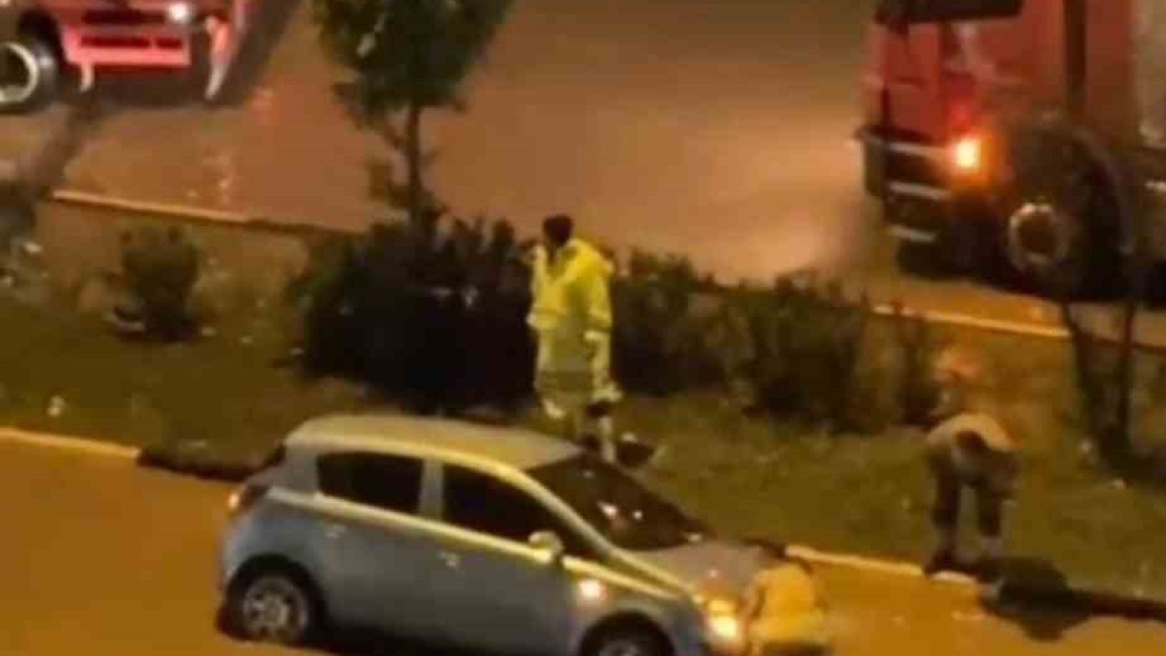 Hatay’da aşırı yağışların etkisiyle, göle dönen yollarda araçlar mahsur kaldı