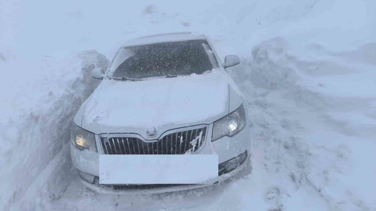 Hakkari’de 3 bin rakımlı zirvede mahsur kalanlar kurtarıldı
