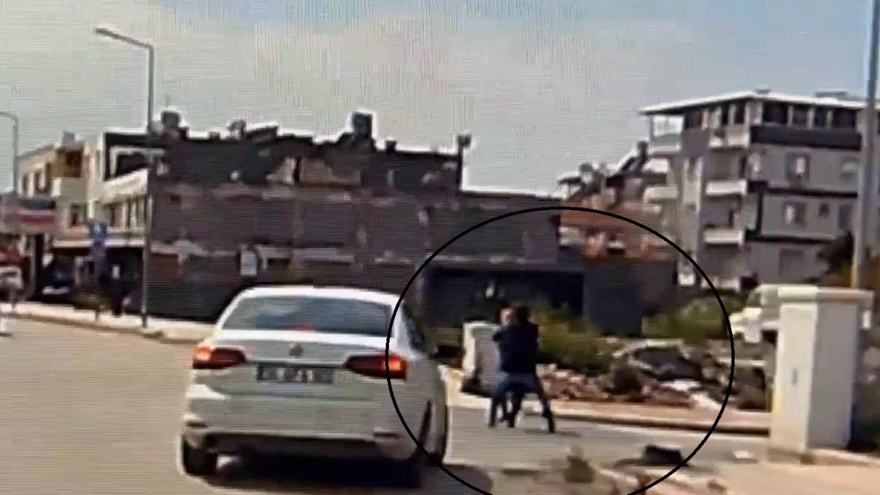 Kaldırımda yürüyen kadının boynundaki kolyeyi çalan hırsızın, ilk suçunda yakayı ele verdiği ortaya çıktı