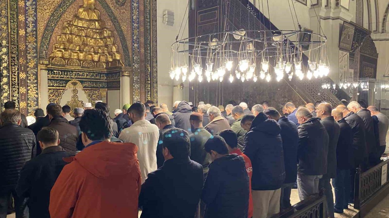 Bursa’da Muhsin Yazıcıoğlu için Ulucami’de mevlid okutuldu, helva ikram edildi