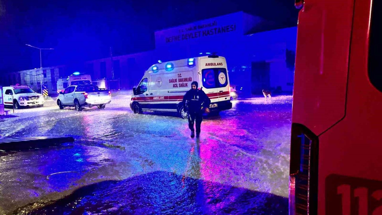 Doğuma giderken göle dönen yolda mahsur kalan kadının yardımına itfaiye yetişti