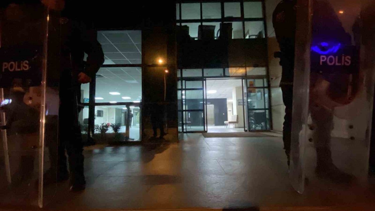 Marmaris’te kamu görevlisi 4 bin dolar rüşvet alırken suçüstü yakalandı