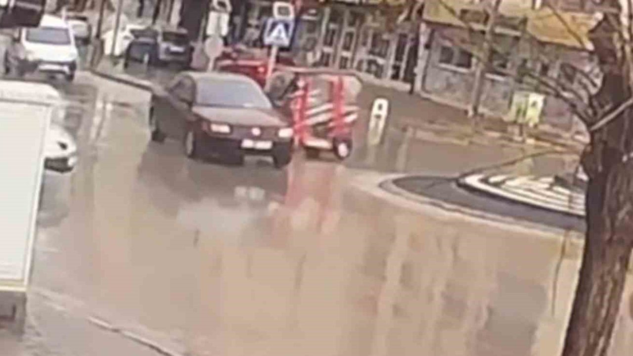 Otomobille çarpışan üç tekerlekli elektrikli bisiklet devrildi: 1 yaralı