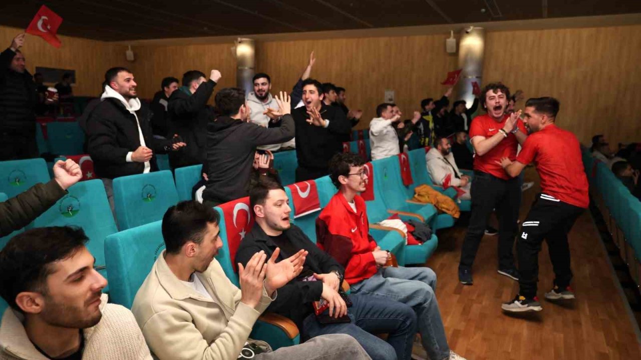 Milli maç heyecanı Osmangazi’de dev ekranda yaşandı