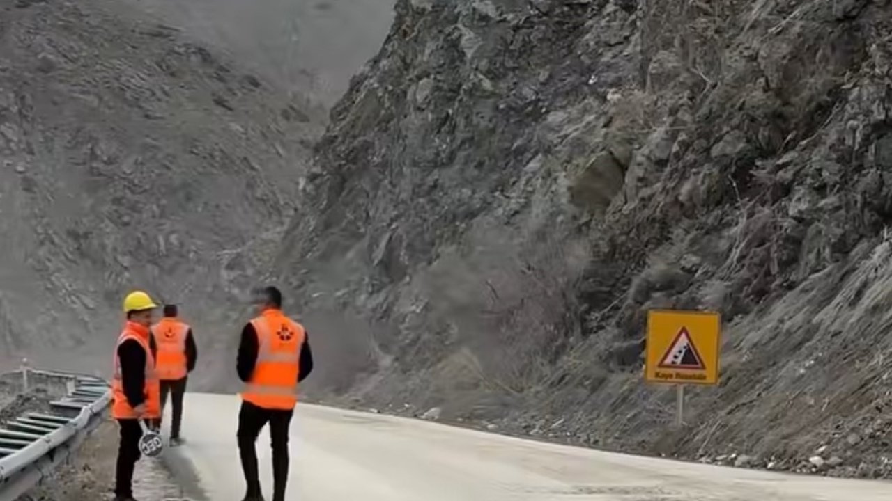 Yüksekova yolu heyelan riski nedeniyle gece trafiğe kapatılacak
