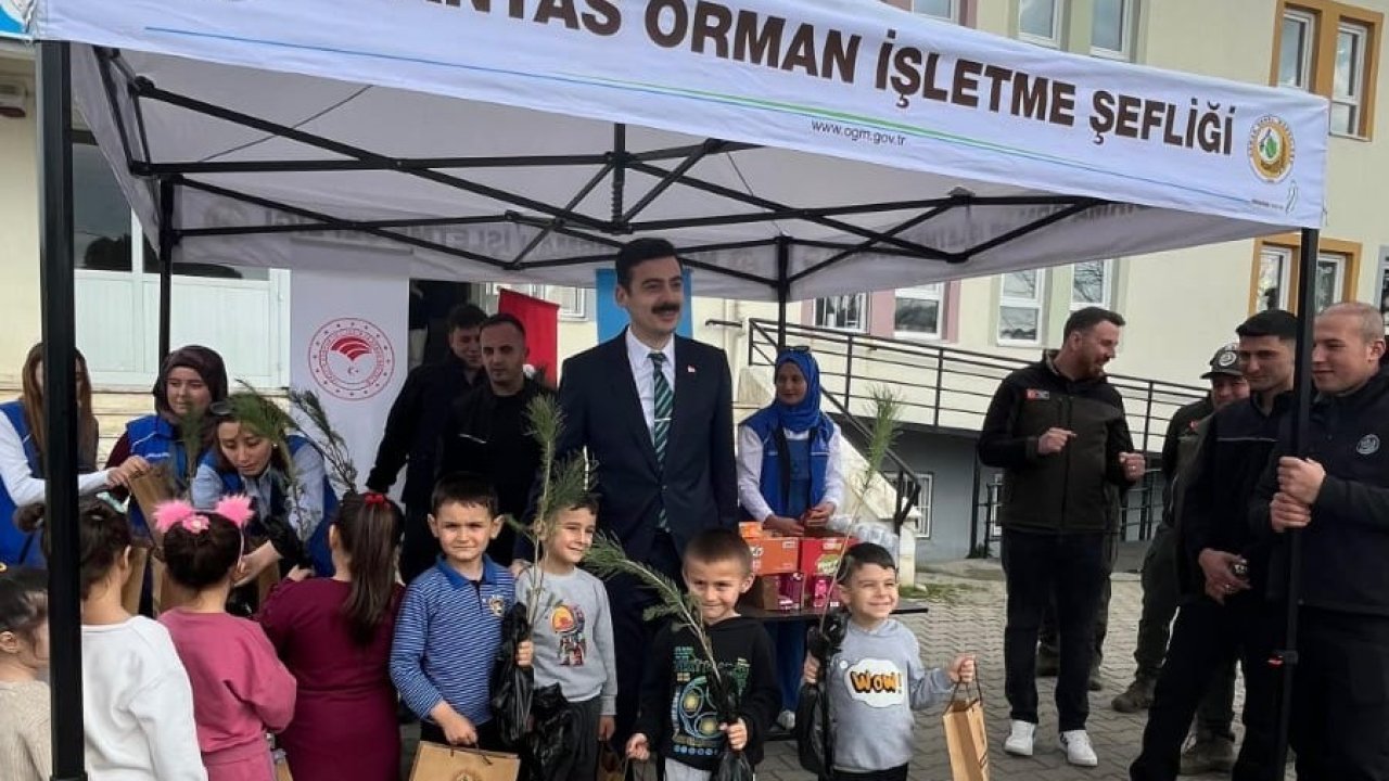 Manyas’ta Orman Haftası’nda fidanlar öğrencilere dağıtıldı