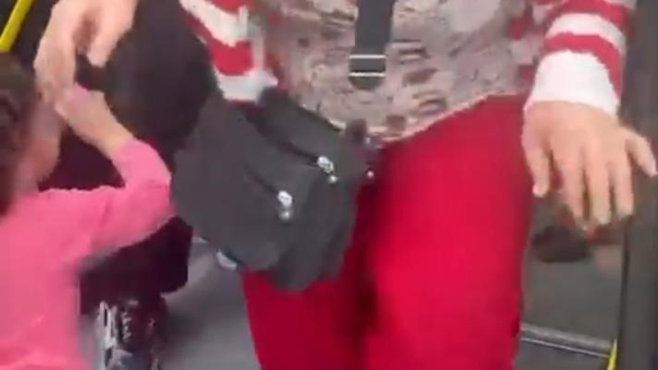 Otobüste kadınlar yer kavgasında şoförün kolunu ısırdı