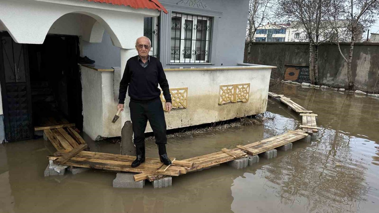 Yüksekova’da Venedik çilesi: Evlere giriş tahtadan köprülerle sağlanıyor