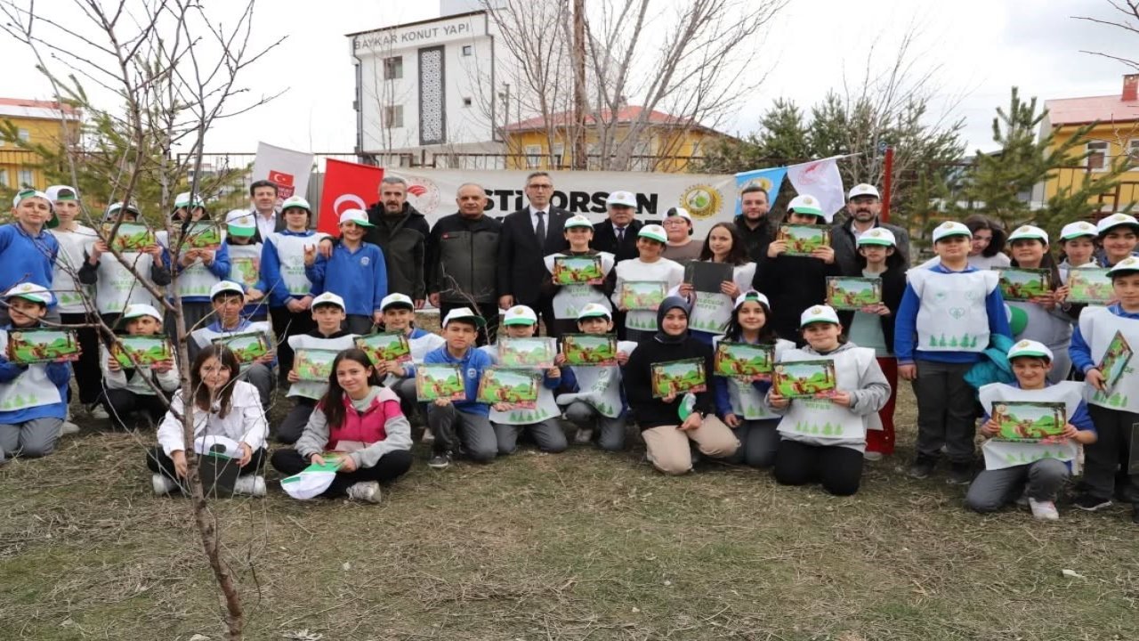 Bayburt’ta öğrenciler Orman Haftası kapsamında fidan dikti