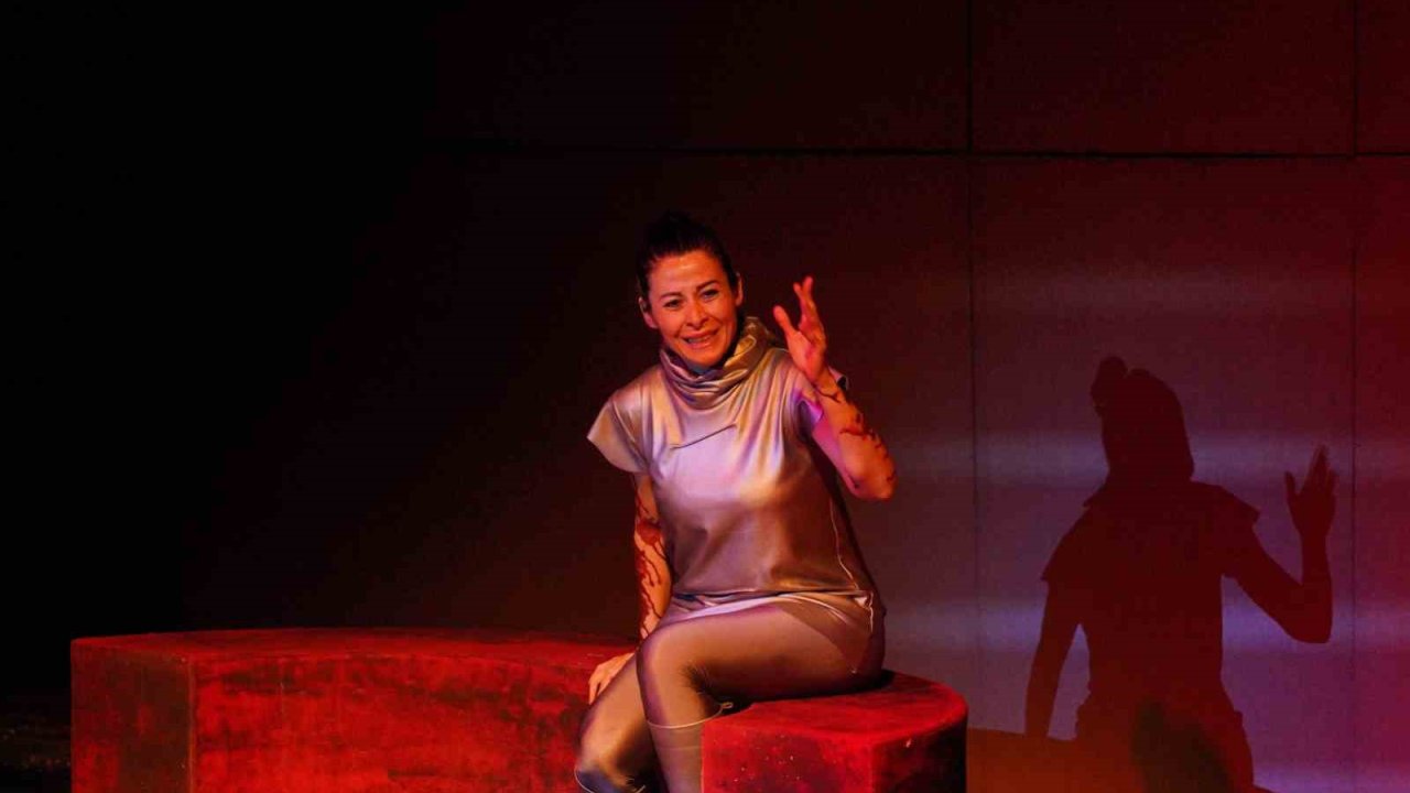 Ayvalık’ta Dünya Tiyatro Günü’nde "Müdahil" sahnelendi