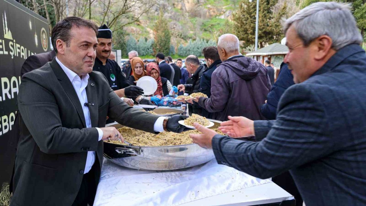 Vali Sözer’den Şeyh Edebali Türbesi’nde vatandaşlara şifalı pilav ikramı
