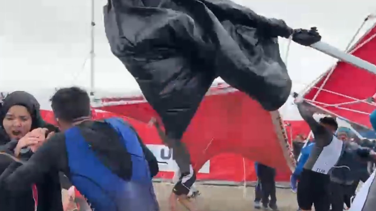 Salda Duatlonu Türkiye Kupası’nda şiddetli rüzgar çadır ve bariyerleri uçurdu, o anlar kameralara yansıdı